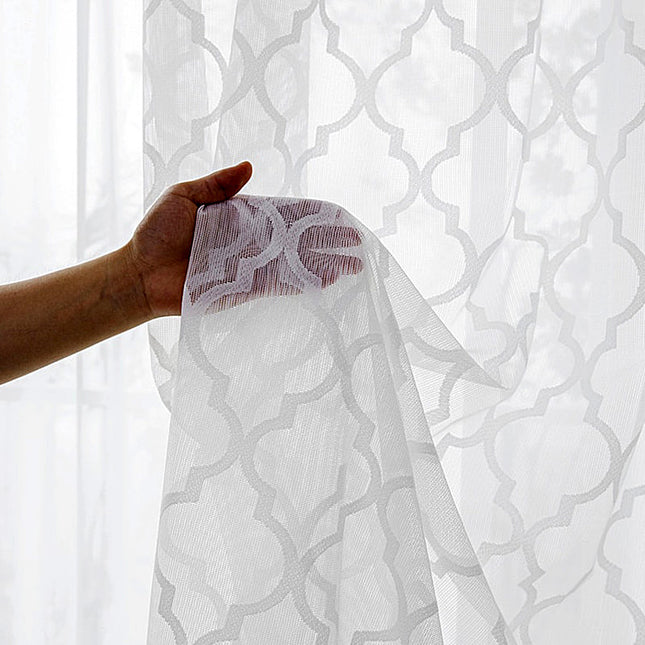 Bílá záclona s marockým vzorem