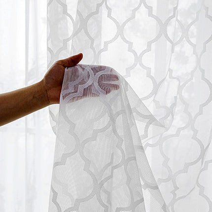 Bílá záclona s marockým vzorem