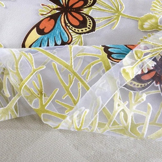 Záclona s vyšívanými barevnými motýly