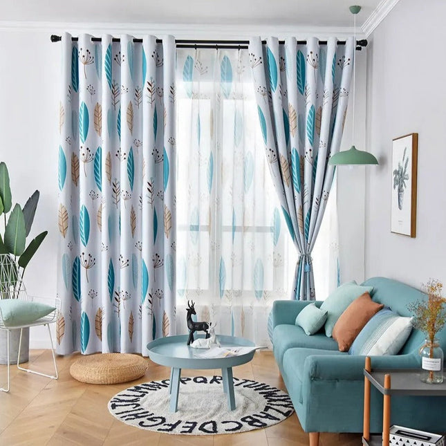 Voálová záclona s modrými pírky