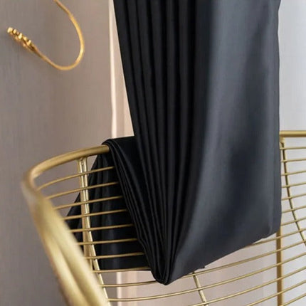 Černý zatemňovací závěs do obýváku Tisto