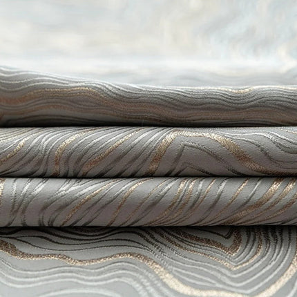 Stříbrný zatemňovací závěs s moderním vzorem