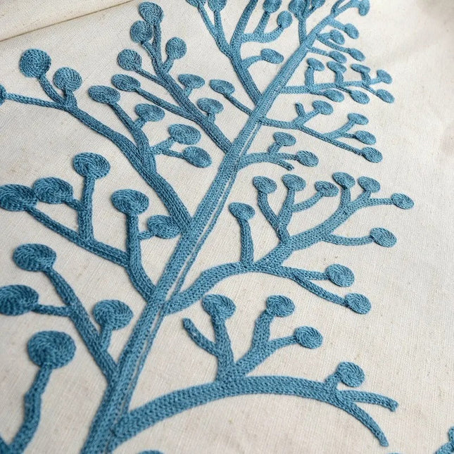 Zatemňovací závěs s modrou výšivkou