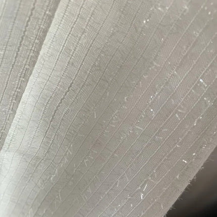 Bílá záclona s lesklou nití