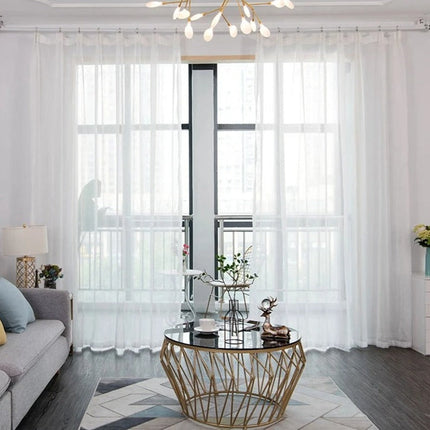 Bílá záclona s lesklou nití