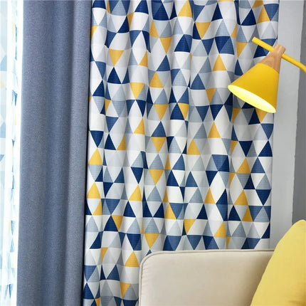 Zatemňovací závěs s geometrickým vzorem