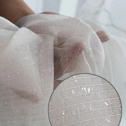 Bílá záclona s lesklou nití