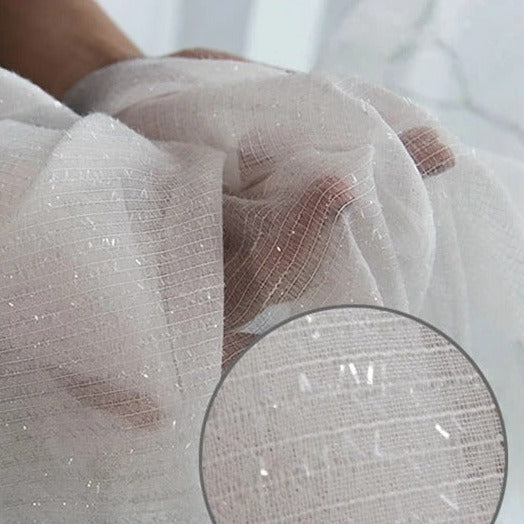 Bílá záclona s lesklou nití