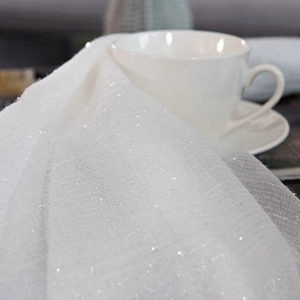 Bílá záclona s lesklou nití