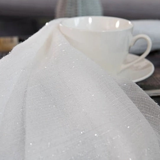 Bílá záclona s lesklou nití