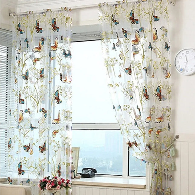 Záclona s vyšívanými barevnými motýly