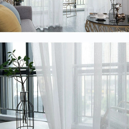 Bílá záclona s lesklou nití