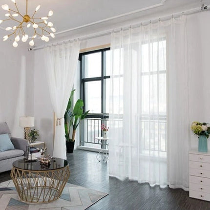 Bílá záclona s lesklou nití