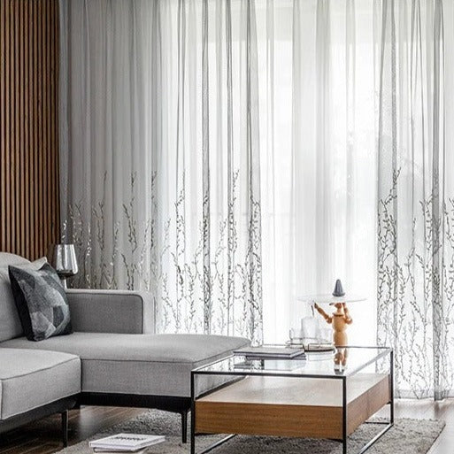 Záclona s výšivkou jemných větviček