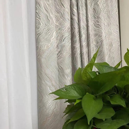 Stříbrný zatemňovací závěs s moderním vzorem