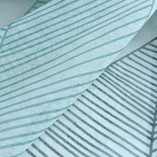 Moderní záclona s motivem velkých listů