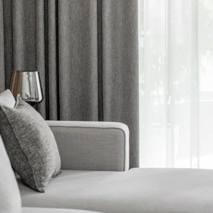 Tmavě šedý závěs se vzorem rybí kosti