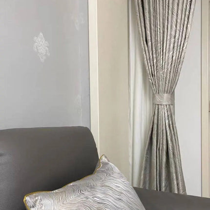 Stříbrný zatemňovací závěs s moderním vzorem
