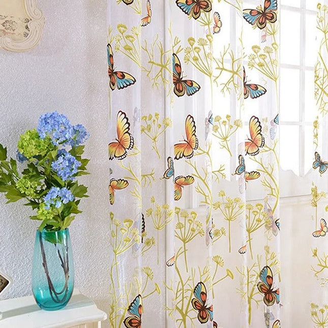 Záclona s vyšívanými barevnými motýly