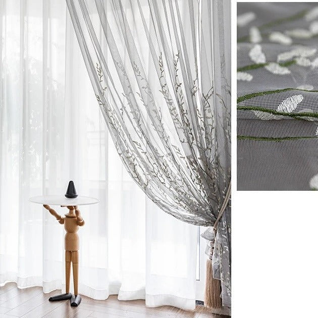 Záclona s výšivkou jemných větviček