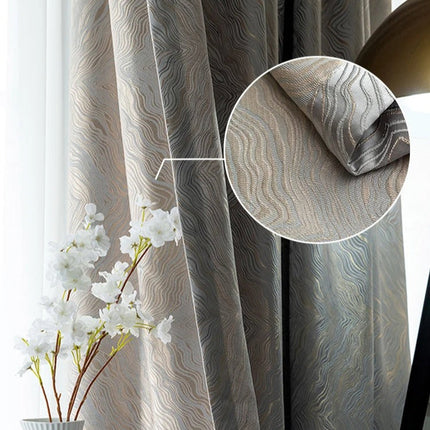 Stříbrný zatemňovací závěs s moderním vzorem