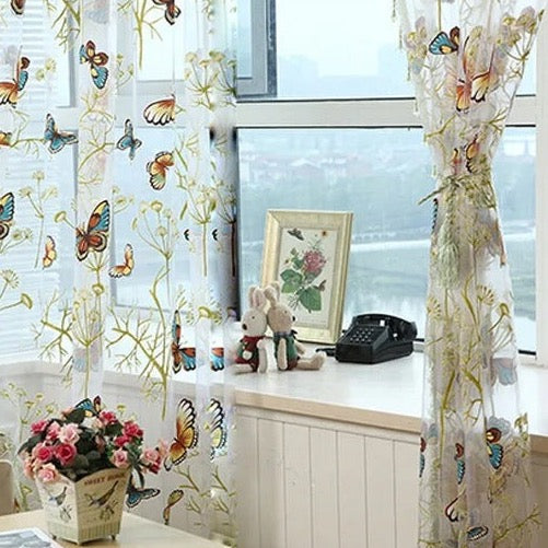 Záclona s vyšívanými barevnými motýly