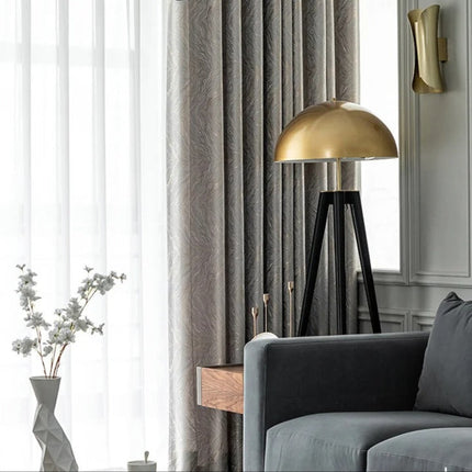 Stříbrný zatemňovací závěs s moderním vzorem