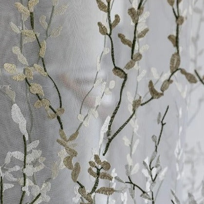 Záclona s výšivkou jemných větviček