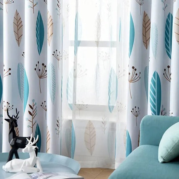 Voálová záclona s modrými pírky