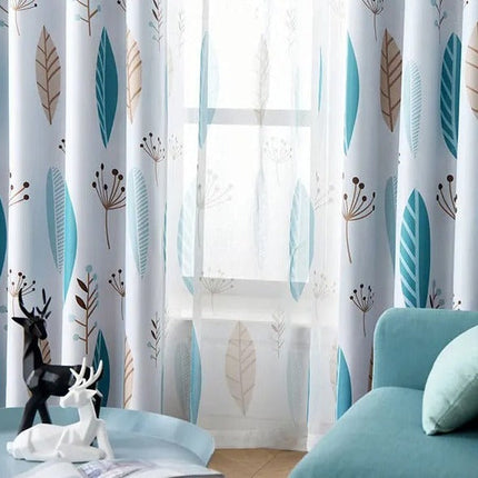 Voálová záclona s modrými pírky