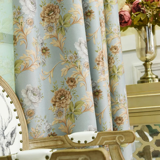 Zatemňovací závěs s romantickým květinovým vzorem
