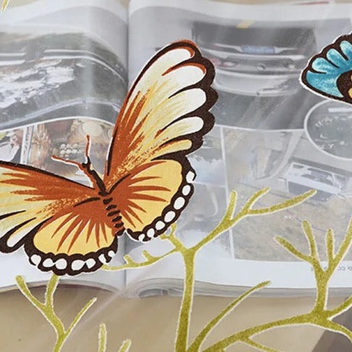 Záclona s vyšívanými barevnými motýly