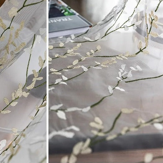 Záclona s výšivkou jemných větviček