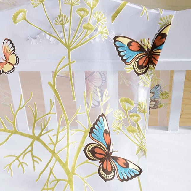 Záclona s vyšívanými barevnými motýly