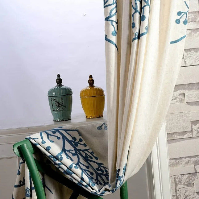 Zatemňovací závěs s modrou výšivkou