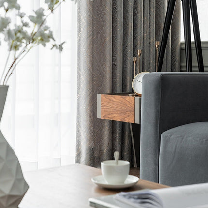 Stříbrný zatemňovací závěs s moderním vzorem