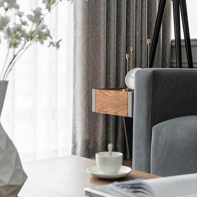 Stříbrný zatemňovací závěs s moderním vzorem