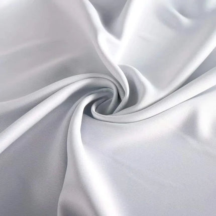 Jednoduchý bílý závěs s kovovými kroužky