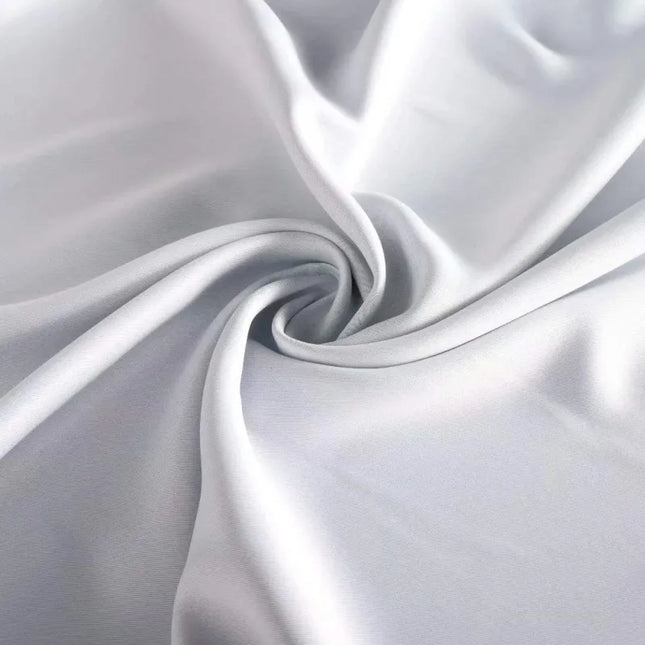 Jednoduchý bílý závěs s kovovými kroužky