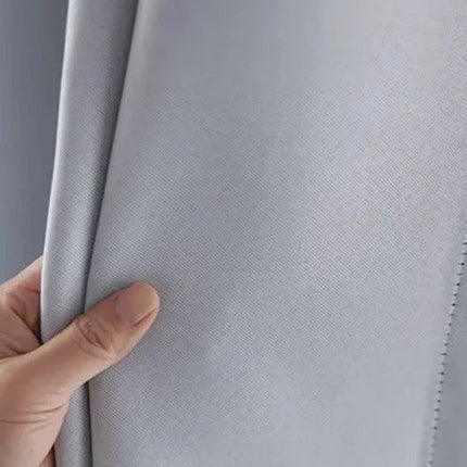 Jednoduchý bílý závěs s kovovými kroužky