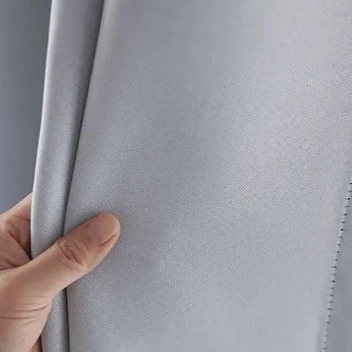 Jednoduchý bílý závěs s kovovými kroužky