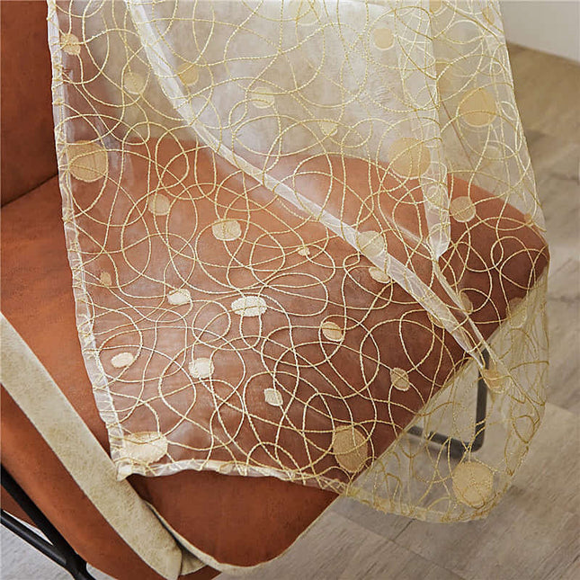 Průsvitná záclona s hnědou výšivkou