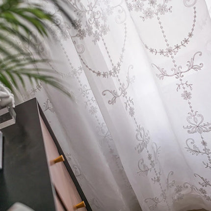 Elegantní záclona s damaškovým vzorem