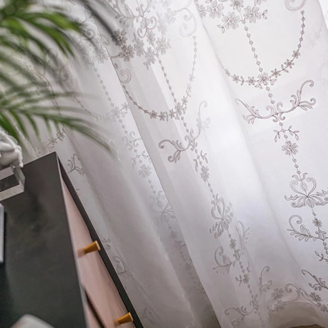 Elegantní záclona s damaškovým vzorem