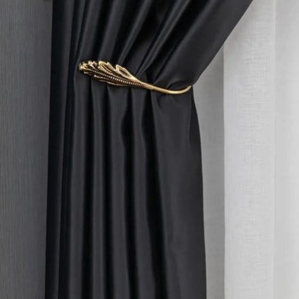 Černý zatemňovací závěs do obýváku Tisto