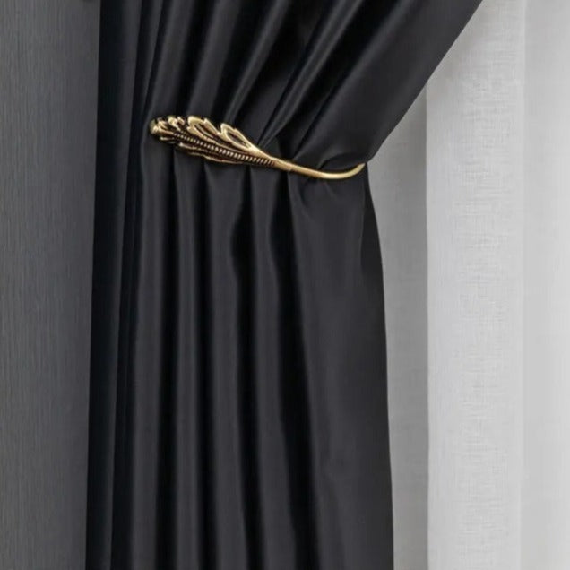 Černý zatemňovací závěs do obýváku Tisto