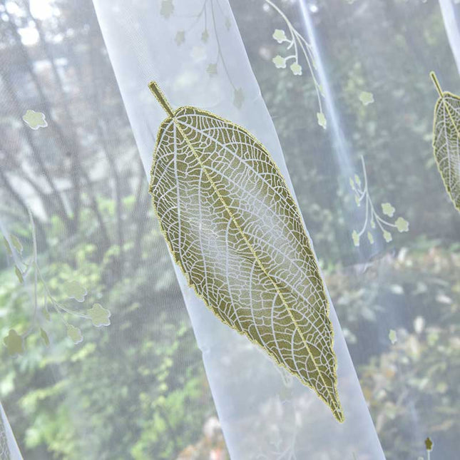 Zelená voálová záclona s motivem listů