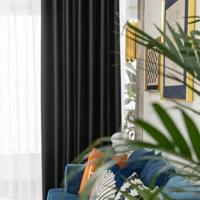 Černý zatemňovací závěs do obýváku Tisto