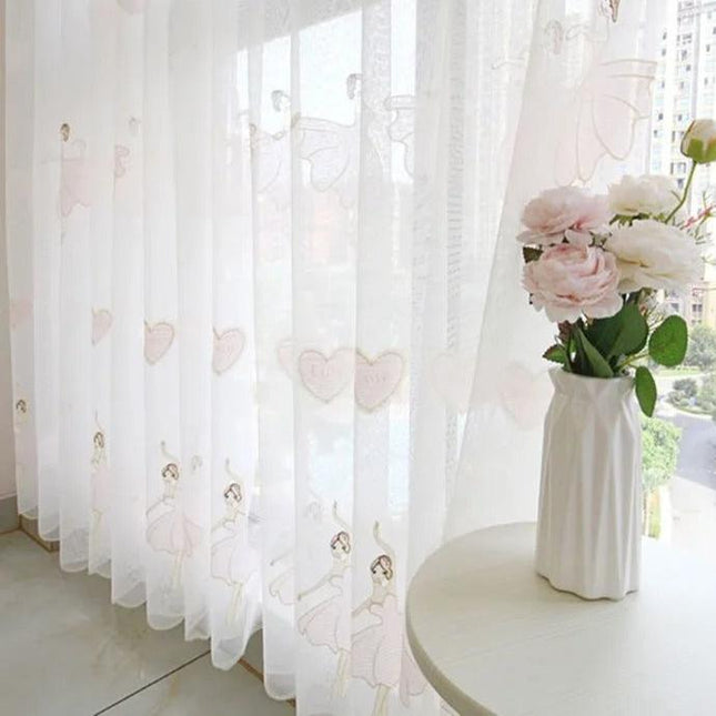 Dětská záclona s vyšívanými baletkami