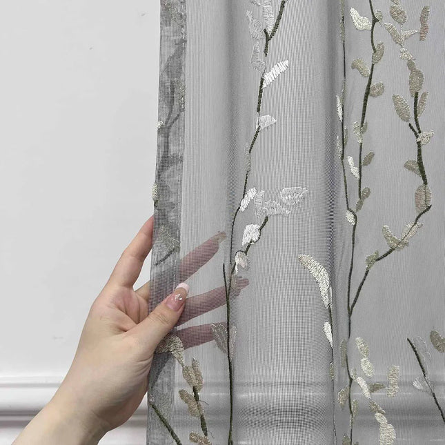 Záclona s výšivkou jemných větviček